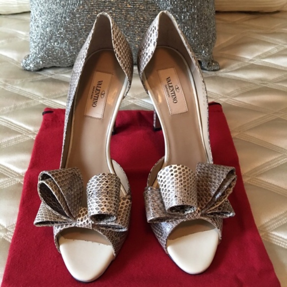 Host pick 🎉🎉 Valentino bow heels
